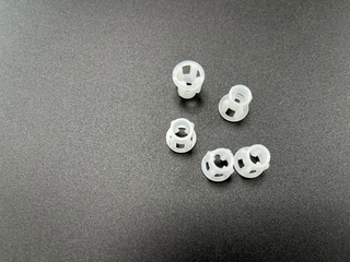 Niestandardowa forma wtryskowa z tworzywa sztucznego z gwarancją ISO9001 Zatrzaski zatrzaskowe wykonane z przezroczystego tworzywa sztucznego