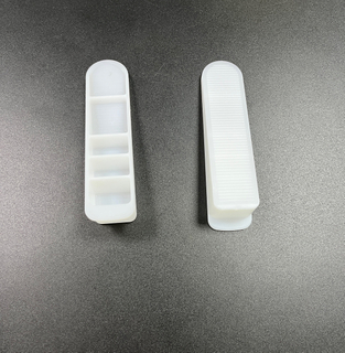 Pojemniki do przechowywania form wtryskowych z tworzyw sztucznych z oddzielnymi przegródkami i pionowymi paskami, białe