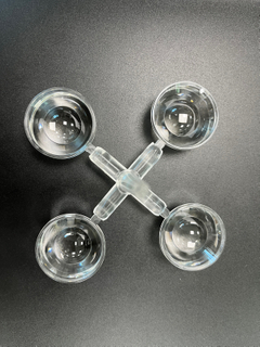 Forma wtryskowa do przezroczystego elementu optycznego z czterema okrągłymi soczewkami - w kształcie miseczek