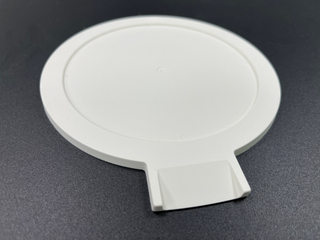 Formowany wtryskowo pojemnik do sadzenia i zestaw pokrywek z wlotem i wylotem wody